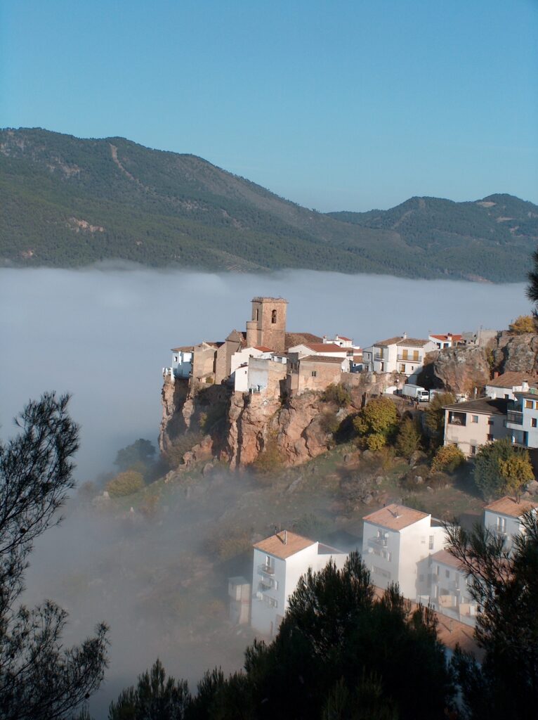 niebla en pueblo de sierra de segura castillo de hornos